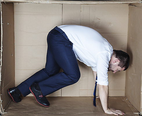 포토 JPG 해외이미지 전신 백인 남자 한명 성인 옆모습 상자 사무실 비즈니스맨 갇힘 답답함 성인남자한명만 해외포토 서양인 1 뷰포인트 비즈니스 모션 사람 직장인 감각 남자한명만 성인남자만 파일형식 이미지허브