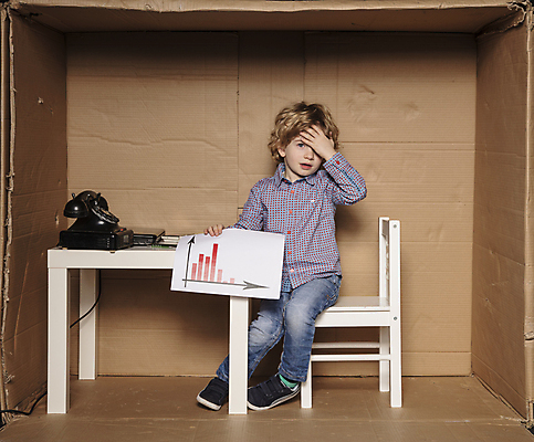 포토 JPG 해외이미지 전신 응시 남자 어린이 비즈니스 한명 들기 앉기 소년 앞모습 상자 사무실 슬픔 업무 비즈니스맨 시장 작음 경영자 투자 보여주기 서명 경영 잘못 손짚기 소년만 소년한명만 해외포토 1 시선 감정 뷰포인트 모션 사람 손짓 작업 직장인 크기 리더 남자만 남자한명만 어린이만 파일형식 이미지허브