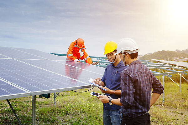 포토 JPG 해외이미지 식물 직업 남자 산업 비즈니스 건축양식 자연 하늘 미래 노동자 세포 안전 사람 야외 두명 초록색 빛 컴퓨터 태양 환경 힘 재활용 장비 발전기 에너지 판넬 엔지니어 확인 에코 친환경 태양에너지 시스템 공학 설정 생태학 설치 센서 수집가 해외포토 자연요소 교육 건축 컬러 컨셉 전자제품 발전소 기술자 그린에너지 생태계 파일형식 이미지허브