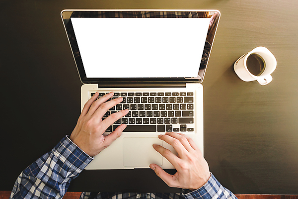 포토 JPG 해외이미지 손 남자 커피 백그라운드 인터넷 비즈니스 통신 손가락 탁자 아침 성인 사람없음 컵 노트북 빛 컴퓨터 우주 스크린 모니터 검은색 공백 장비 업무 네트워크 휴대용 책상 구성 해외포토 주간 식기 음료 컬러 가구 사람 신체부위 전자제품 작업 오브젝트 파일형식 이미지허브