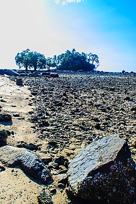 포토 JPG 해외이미지 나무 구름 바다 섬 여행 자연 하늘 휴가 휴식 풍경 사람없음 야외 초록색 물 파란색 햇빛 맑음 침묵 바위 고독 작음 싱글 멀리 내추럴 이국적 파라다이스 수평선 해외포토 자연요소 식물 감정 컬러 컨셉 날씨 태양 소리 돌_바위 크기 생태계 파일형식 이미지허브