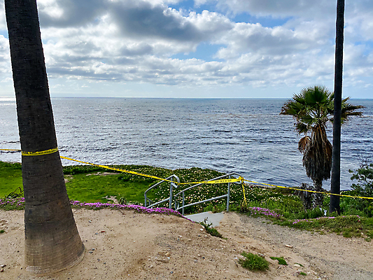 포토 JPG 해외이미지 공원 바다 벤치 하늘 스트레스 건강 동양인 사람없음 야외 건물 물 파란색 건강관리 미국 산책 긴급 작업 바이러스 닫기 보호 위생 질병 위험 무서움 불안 공포 번짐 캘리포니아 전염병 제어 선두 해외포토 자연요소 건축물 공공시설 감정 컬러 컨셉 북아메리카 의자 의학 모션 휴식 관리 인종 파일형식 효과 이미지허브