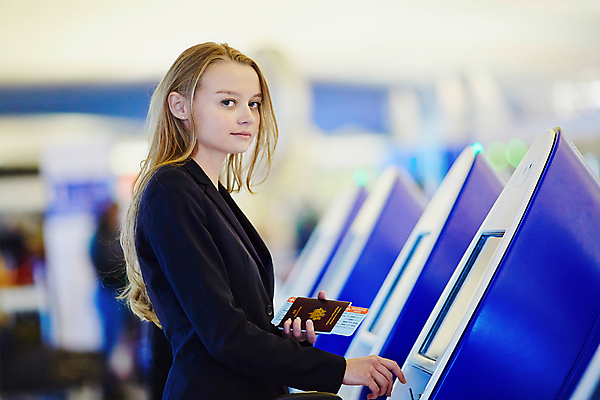 포토 JPG 해외이미지 서양인 백인 여자 여행 휴가 한명 성인 여행객 여행가방 비즈니스우먼 티켓 공항 성인여자한명만 해외포토 외국인 1 가방 비즈니스 교통시설 사람 직장인 여자한명만 성인여자만 파일형식 이미지허브