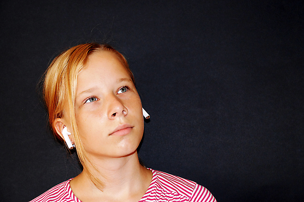 포토 JPG 해외이미지 백인 모델 1 여자 행복 어린이 음악 휴식 고글 거리 갈색머리 실내 한명 사람 취미 10대 스마트폰 유행 일본 헤드폰 기쁨 듣기 표현 춤 자신감 화려 어플리케이션 시원함 고객 펑키 멜로디 혼자 스타일 힙스터 해외포토 서양인 헤어스타일 패션 감정 아시아 음향기기 컨셉 모션 청소년 문화예술 내부 핸드폰 스마트기기 파일형식 이미지허브