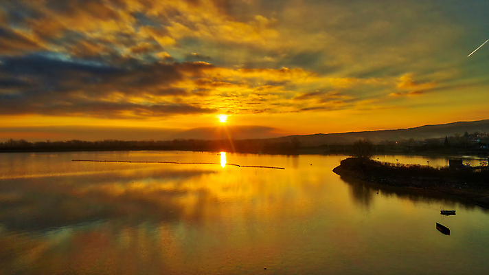포토 JPG 해외이미지 나무 구름 공원 호수 바다 여행 백그라운드 오렌지 자연 하늘 아침 휴가 휴식 파노라마 풍경 사람없음 빨간색 물 여름 빛 태양 반사 노란색 일출 환경 침묵 고요 황혼 일몰 봄 새벽 거울 황무지 황금 습지 신비 그림 공상 마법 천국 스카이라인 강렬 생태학 해외포토 주간 자연요소 식물 계절 공공시설 교육 컬러 컨셉 과일 촬영기법 노을 소리 생태계 파일형식 이미지허브