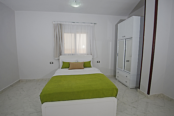 포토 JPG 해외이미지 벽 가구 건축양식 창문 베개 탁자 선반 아파트 주택 실내 사람없음 내부 목재 장식 초록색 인테리어 텔레비전 침실 이불 방 흰색 침대 커튼 고급 매트리스 해외포토 나무 디자인 건축 컬러 생활용품 컨셉 재료 침구 건물 전자제품 파일형식 이미지허브