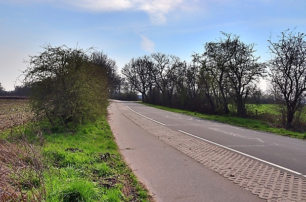 포토 JPG 해외이미지 나무 구름 계절 공원 유럽 도로 길 선 여행 밭 농업 곡선 교통시설 자국 자연 하늘 거리 독일 풍경 사람없음 야외 목재 초록색 여름 파란색 농경지 봄 산책 하이킹 시골 고속도로 숲 오솔길 아스팔트 내추럴 방법 수평선 해외포토 자연요소 식물 공공시설 나라 산업 컬러 교통 재료 레저 휴식 농장 시설 생태계 파일형식 이미지허브
