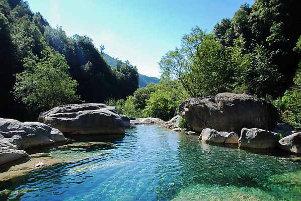 포토 JPG 해외이미지 나무 식물 스포츠 자연 산 풍경 사람없음 야외 물 파란색 강 평화 골짜기 이탈리아 폭포 하이킹 개울 웅덩이 암초 내추럴 해외포토 자연요소 유럽 컬러 컨셉 레저 생태계 파일형식 이미지허브