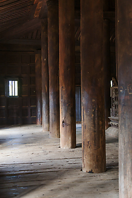 포토 JPG 해외이미지 전통 종교 여행 불교 건축양식 학교 실내 사람없음 내부 목재 갈색 여행객 어둠 기둥 가르침 재산 신성 수도원 미얀마 버마 옛날 해외포토 나무 교육 건축 아시아 컬러 재료 사람 금융 파일형식 이미지허브