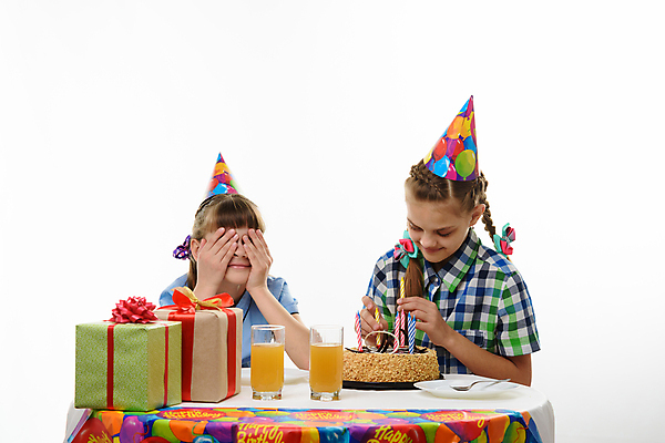 포토 JPG 해외이미지 라이프스타일 외관 행복 감정 유럽 어린이 백그라운드 2 탁자 휴가 선물 미소 웃음 사람 앉기 소녀 두명 케이크 축제 놀람 기쁨 흰색 대접 생일 달콤 자르기 먹기 잔치 언니 고립 러시아인 인기 진짜 해외포토 서양인 여자 기념일 나라 컬러 가구 가족 모션 디저트 표정 생활 맛 자매 파일형식 이미지허브