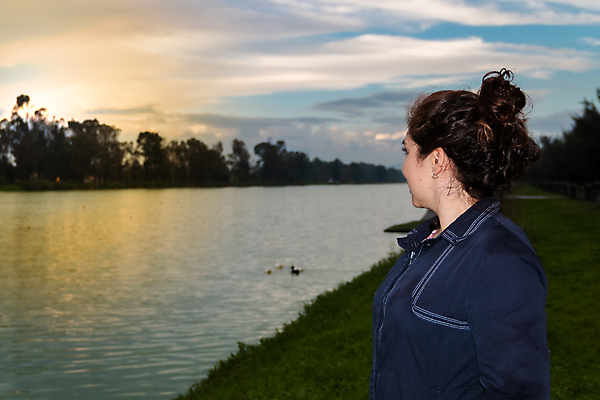 포토 JPG 해외이미지 모델 라이프스타일 여자 행복 실루엣 호수 모래 여행 신체 자연 하늘 휴가 한명 서기 사람 풍경 성인 야외 물 여름 강 태양 반사 일출 일몰 자유 가을 고독 시원함 발견 내추럴 해외포토 자연요소 1 계절 감정 컨셉 모션 촬영기법 생활 노을 생태계 파일형식 이미지허브