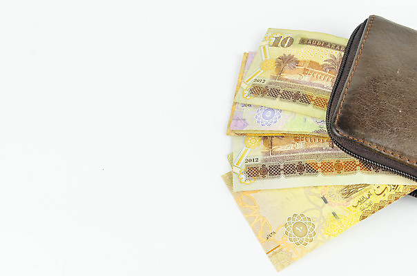 포토 JPG 해외이미지 손 종이 백그라운드 컨셉 지폐 돈 비즈니스 성공 사람없음 금융 경제 쪽지 저축 흰색 잡기 만 시장 재산 중앙 왕 무역 주기 투자 아라비아 기부 계산서 사우디아라비아 월급 대출 고립 아랍어 왕국 해외포토 산업 컬러 중동 모션 신체부위 파일형식 이미지허브