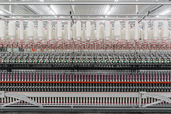 포토 JPG 해외이미지 식물 옷 산업 선 비즈니스 공장 사람없음 기계 장비 흰색 공구 직물 면 업무 실 제조 바느질 실크 실타래 섬유 얼레 방앗간 양모 감싸기 돌리기 방법 자동화 줄서기 해외포토 컬러 공업 모션 도구 작업 파일형식 이미지허브