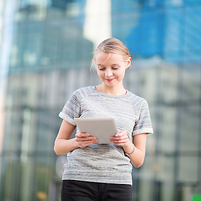 포토 JPG 해외이미지 외국인 백인 여자 유럽 대학생 한명 20대 성인 건물 금융 대학교 경영 성인여자한명만 해외포토 서양인 1 학생 건축물 나라 비즈니스 학교 사람 인종 청년 경제 여자한명만 성인여자만 파일형식 이미지허브