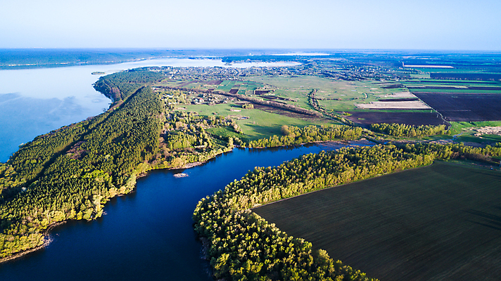 포토 JPG 해외이미지 나무 호수 여행 밭 모션 자연 하늘 표면 휴가 안테나 풍경 사람없음 야외 초록색 물 여름 강 햇빛 태양 맑음 봄 개울 황무지 수면 헬리콥터 숲 강가 상록수 드론 민물 생태학 우크라이나 조감도 해외포토 자연요소 식물 계절 교육 유럽 컬러 농업 통신 날씨 비행기 생태계 파일형식 이미지허브