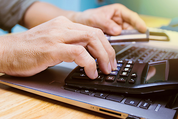 포토 JPG 해외이미지 직업 라이프스타일 손 아시아 인터넷 비즈니스 통신 태국 모바일 주택 사람 앉기 사람없음 야외 금융 노트북 스마트폰 핸드폰 컴퓨터 공책 타이핑 키보드 업무 무선전화기 온라인 해외포토 나라 모션 문구용품 건물 생활 신체부위 경제 전자제품 스마트기기 작업 전화기 파일형식 이미지허브