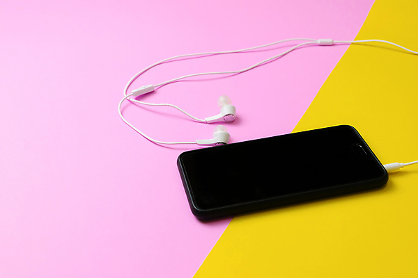 포토 JPG 해외이미지 라이프스타일 음악 분홍색 이어폰 백그라운드 비즈니스 통신 탁자 모바일 사람없음 목재 빨간색 스마트폰 핸드폰 컬러풀 노란색 유행 우주 디지털 스크린 헤드폰 소리 듣기 장비 수확 흰색 플랫 정상 스마트 오디오 고립 넘어짐 아이폰 스타일 힙스터 해외포토 나무 패션 컬러 음향기기 가구 컨셉 농업 재료 모션 문화예술 생활 전자제품 스마트기기 파일형식 이미지허브