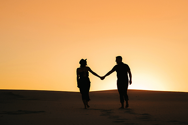 포토 JPG 해외이미지 커플 여자 남자 행복 실루엣 휴가 성인 야외 두명 여름 손잡기 일몰 성인만 해외포토 계절 감정 관계 모션 촬영기법 사람 노을 파일형식 이미지허브