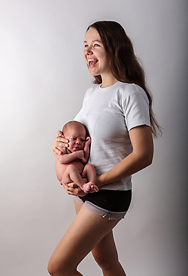 포토 JPG 해외이미지 여자 딸 행복 얼굴 어린이 포즈 신체 가족 포옹 엄마 함께함 실내 건강 사랑 서기 사람 성인 두명 부모 흰색 아기 신생아 잡기 작음 걸음마 돌봄 해외포토 감정 컬러 컨셉 관계 안기 모션 내부 신체부위 크기 파일형식 이미지허브