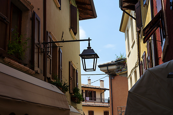 포토 JPG 해외이미지 유럽 도로 벽 여행 가로등 오렌지 건축양식 창문 휴가 거리 아파트 주택 매달리기 사람없음 야외 건물 여름 컬러풀 마을 이탈리아 수확 바위 시골 등불 램프 도시 중세 역사 저녁 지중해 좁은 타운 셔터 빛망울 옛날 오리지널 토스카나 해외포토 건축물 계절 공공시설 건축 나라 길 바다 컬러 농업 과일 교통시설 모션 조명 빛 돌_바위 야간 파일형식 이미지허브