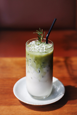 포토 JPG 해외이미지 탁자 실내 빨대 사람없음 카페 녹차 컵받침 쉐이크 녹차라떼 말차 말차라떼 해외포토 음료 가구 내부 차_음료 상점 받침대 라떼 파일형식 이미지허브