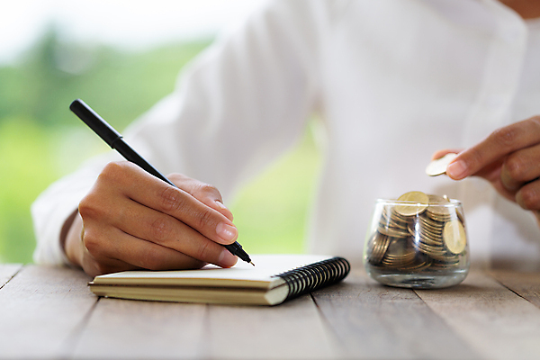 포토 JPG 해외이미지 손 백그라운드 컨셉 돈 비즈니스 성공 사람 성인 사람없음 금융 경제 빛 쌓기 동전 계산기 수확 성장 잡기 비즈니스맨 재산 황금 은색 주식 수집 투자 이익 회계 월급 대출 빚 넣기 돌봄 수입 경제학 해외포토 교육 남자 컬러 농업 모션 문구용품 신체부위 장비 직장인 파일형식 이미지허브