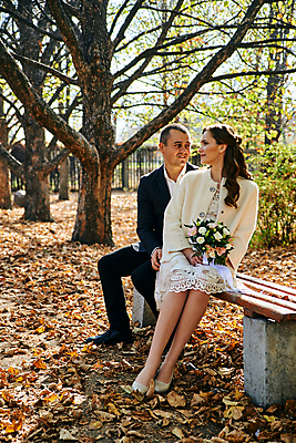 포토 JPG 해외이미지 백인 라이프스타일 커플 공원 여자 남자 딸 행복 결혼 2 가족 관계 자연 결혼식 엄마 남편 휴가 함께함 사랑 미소 사람 성인 야외 두명 여름 부모 흰색 축하 아내 아빠 해외포토 서양인 계절 공공시설 감정 컬러 컨셉 표정 이벤트 생활 생태계 파일형식 이미지허브