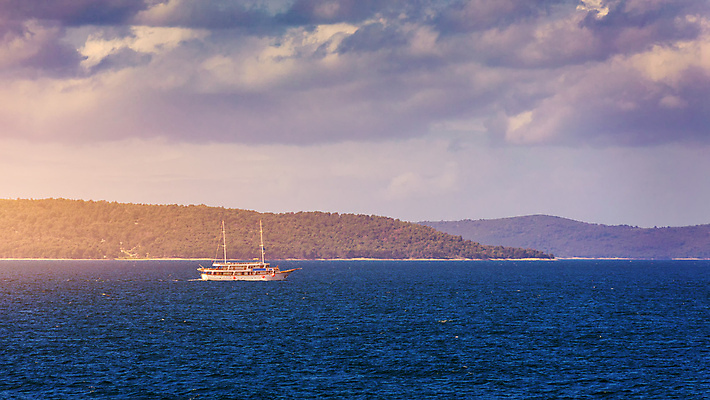 포토 JPG 해외이미지 구름 라이프스타일 스포츠 파도 바다 여행 요트 교통시설 자연 하늘 휴가 휴식 항해 풍경 취미 사람없음 물 여름 파란색 햇빛 침묵 흰색 어선 보트 고급 크루즈 지중해 속도 그림 함선 범선 네비게이션 해외포토 자연요소 계절 컬러 교통 컨셉 배_교통 생활 태양 소리 시설 생태계 파일형식 이미지허브