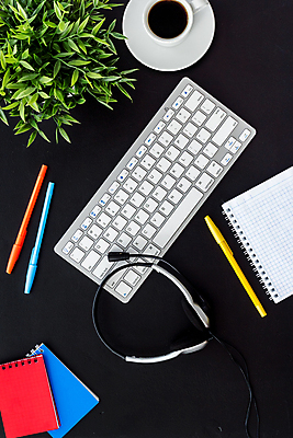 포토 JPG 해외이미지 학생 디자인 교육 백그라운드 인터넷 비즈니스 통신 학교 거리 주택 사람없음 책 노트북 스터디 컴퓨터 사무실 공책 작업 작업실 플랫 도서관 정상 강의 무선전화기 대학교 위치 온라인 온라인강의 해외포토 문구용품 건물 전자제품 학습 전화기 파일형식 언택트 이미지허브