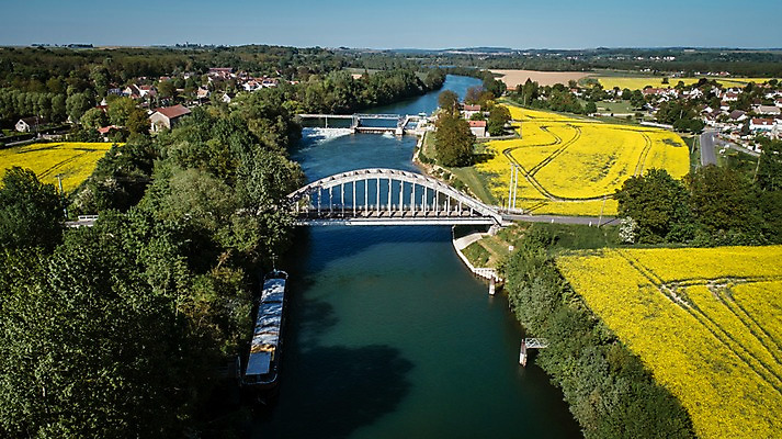 포토 JPG 주간 해외풍경 유럽 호수 유럽풍경 자연 풍경 사람없음 야외 강 프랑스 유채 항공촬영 유채밭 가교 선박 국내포토 자연요소 해외 건축물 꽃 나라 뷰포인트 수상교통 밭 생태계 파일형식