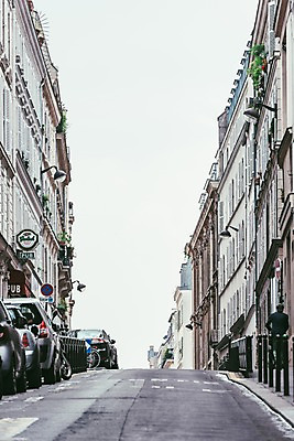 포토 JPG 주간 해외풍경 남자 유럽 도로 길 유럽풍경 자동차 자연 한명 풍경 야외 건물 도시풍경 프랑스 파리_프랑스 언덕길 국내포토 자연요소 1 해외 건축물 나라 육상교통 교통시설 사람 도시 생태계 파일형식