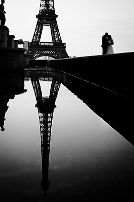 포토 JPG 주간 서양인 외국인 해외풍경 커플 여자 남자 유럽 결혼 유럽풍경 자연 흑백 풍경 성인 야외 반사 프랑스 에펠탑 파리_프랑스 국내포토 자연요소 해외 나라 관계 촬영기법 사람 인종 이벤트 생태계 파리 랜드마크 파일형식