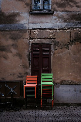 포토 JPG 주간 해외풍경 유럽 길 벽 의자 유럽풍경 자연 풍경 사람없음 야외 프랑스 국내포토 자연요소 해외 나라 가구 생태계 파일형식