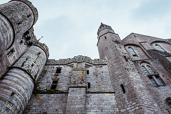 포토 JPG 주간 해외풍경 유럽 벽 로우앵글 유럽풍경 자연 하늘 석조 풍경 사람없음 야외 프랑스 수도원 몽생미셀 국내포토 자연요소 해외 나라 뷰포인트 생태계 파일형식