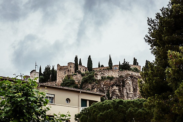 포토 JPG 주간 나무 구름 해외풍경 유럽 유럽풍경 자연 하늘 풍경 사람없음 야외 마을 프랑스 성벽 국내포토 자연요소 식물 해외 나라 생태계 파일형식