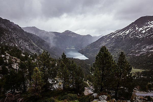 포토 JPG 주간 나무 구름 해외풍경 유럽 호수 유럽풍경 자연 풍경 사람없음 야외 프랑스 안개 만년설 흐림 피레네산맥 국내포토 자연요소 식물 해외 나라 날씨 생태계 파일형식 산맥