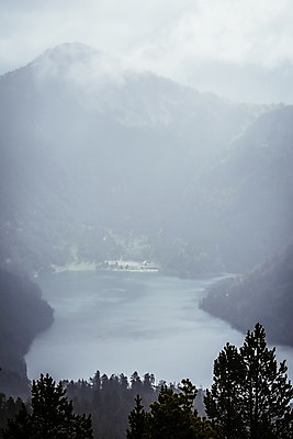 포토 JPG 주간 나무 구름 해외풍경 유럽 호수 유럽풍경 자연 풍경 사람없음 야외 프랑스 안개 만년설 흐림 피레네산맥 국내포토 자연요소 식물 해외 나라 날씨 생태계 파일형식 산맥