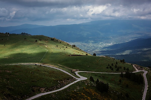 포토 JPG 주간 구름 해외풍경 유럽 도로 유럽풍경 자연 하늘 풍경 초원 사람없음 야외 프랑스 커브길 피레네산맥 국내포토 자연요소 해외 나라 길 교통시설 생태계 파일형식 산맥