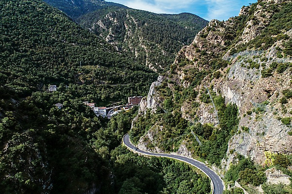 포토 JPG 주간 나무 해외풍경 유럽 도로 유럽풍경 자연 산 풍경 사람없음 야외 골짜기 프랑스 항공촬영 피레네산맥 국내포토 자연요소 식물 해외 나라 길 뷰포인트 교통시설 생태계 파일형식 산맥