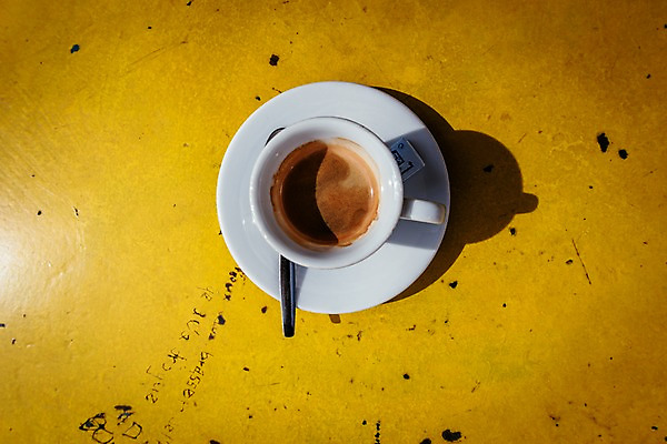 포토 JPG 주간 해외풍경 유럽 커피 유럽풍경 티타임 휴식 풍경 사람없음 야외 노란색 프랑스 커피잔 티스푼 에스프레소 국내포토 자연요소 해외 나라 음료 컬러 컨셉 잔 숟가락 파일형식