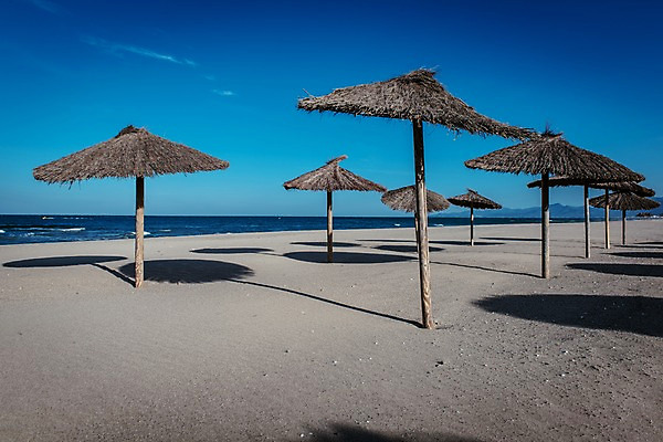 포토 JPG 주간 해외풍경 유럽 바다 유럽풍경 자연 하늘 풍경 사람없음 야외 프랑스 파라솔 그늘 해수욕장 국내포토 자연요소 해외 나라 생태계 파일형식
