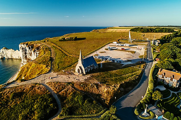포토 JPG 주간 해외풍경 유럽 바다 유럽풍경 자연 하늘 풍경 사람없음 야외 건물 성당 절벽 프랑스 항공촬영 코끼리바위 에트르타 국내포토 자연요소 해외 건축물 나라 뷰포인트 종교건축 바위_돌 생태계 파일형식