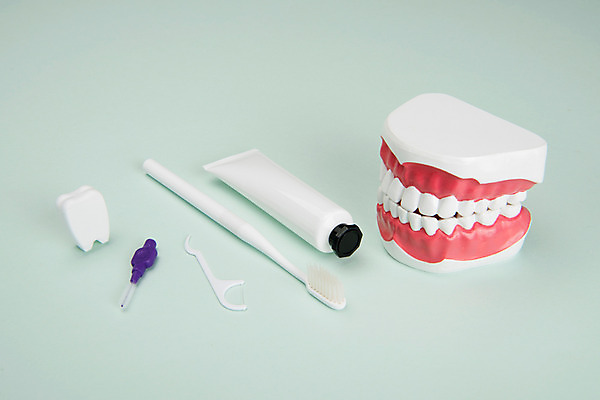 포토 JPG 스튜디오촬영 실내 사람없음 치아 칫솔 오브젝트 치약 치아모형 녹색배경 치간칫솔 치실 국내포토 백그라운드 내부 초록색 위생용품 소화기관 파일형식