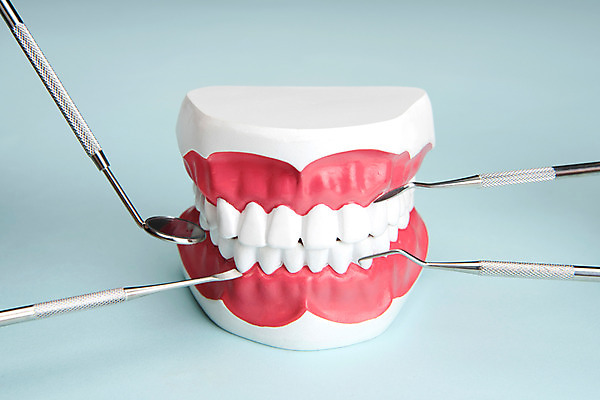 포토 JPG 스튜디오촬영 의료기기 실내 사람없음 오브젝트 치과용품 파란배경 치아모형 스케일링 치석제거기 구강거울 국내포토 백그라운드 의학 내부 파란색 의료용품 치아 파일형식