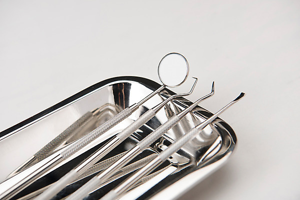 포토 JPG 스튜디오촬영 의료기기 쟁반 실내 근접촬영 사람없음 여러개 오브젝트 흰배경 치과용품 치석제거기 구강거울 국내포토 뷰포인트 다수 백그라운드 의학 내부 흰색 의료용품 파일형식