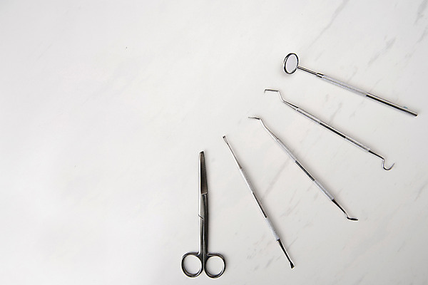 포토 JPG 스튜디오촬영 의료기기 실내 사람없음 하이앵글 오브젝트 흰배경 치과용품 의료용가위 플랫레이 구강거울 국내포토 뷰포인트 백그라운드 의학 가위_도구 내부 흰색 의료용품 플랫 파일형식