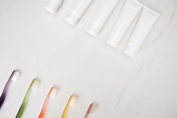 포토 JPG 스튜디오촬영 실내 사람없음 하이앵글 여러개 칫솔 배열 오브젝트 흰배경 치약 플랫레이 국내포토 뷰포인트 다수 백그라운드 내부 위생용품 흰색 플랫 파일형식