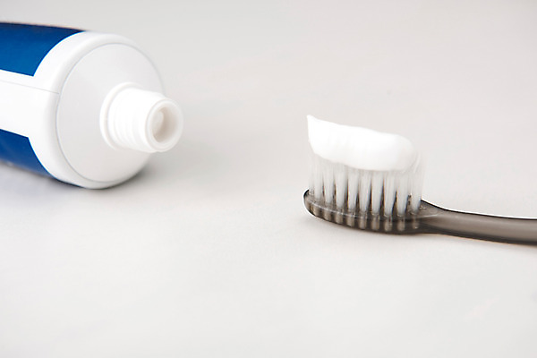 포토 JPG 스튜디오촬영 실내 근접촬영 사람없음 칫솔 오브젝트 흰배경 치약 국내포토 뷰포인트 백그라운드 내부 위생용품 흰색 파일형식