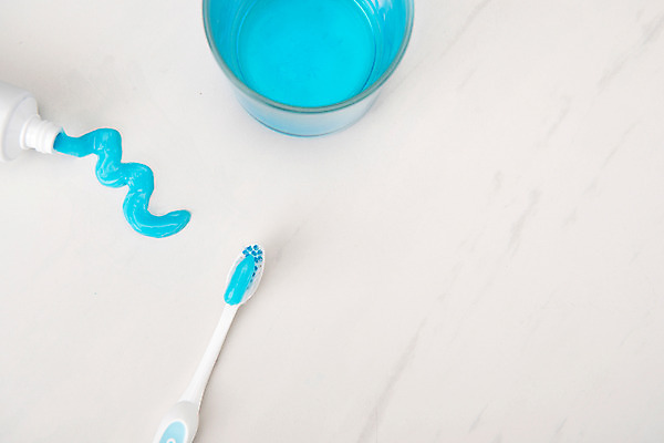 포토 JPG 스튜디오촬영 실내 사람없음 파란색 칫솔 오브젝트 흰배경 치약 짜기 국내포토 컬러 백그라운드 모션 내부 위생용품 흰색 파일형식