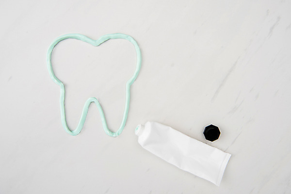 포토 JPG 스튜디오촬영 모양 실내 사람없음 하이앵글 뚜껑 치아 오브젝트 흰배경 치약 짜기 플랫레이 국내포토 뷰포인트 백그라운드 모션 내부 위생용품 흰색 소화기관 플랫 파일형식